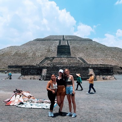 Jazzy Engle with friends standing in front of the Teotihuacan ruins